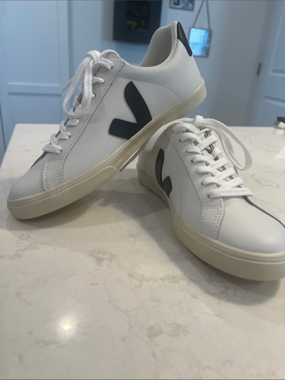 NWT VEJA ESPLAR Extra white & Black Leather Sneaker